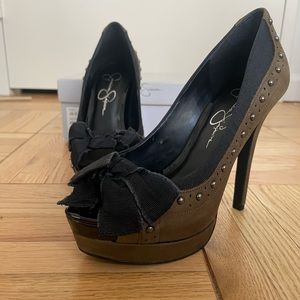 NEW Jessica Simpson Eastern Army Brown/ Vintage Nubuck Black Stud Peep Toe Heels